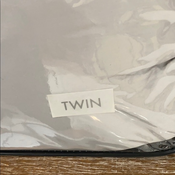 Hotel Collection Twin Comforter, Wrinkle… - Picture 4 of 6